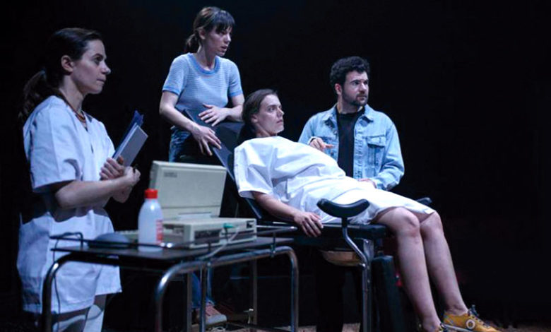 Una gossa en un descampat