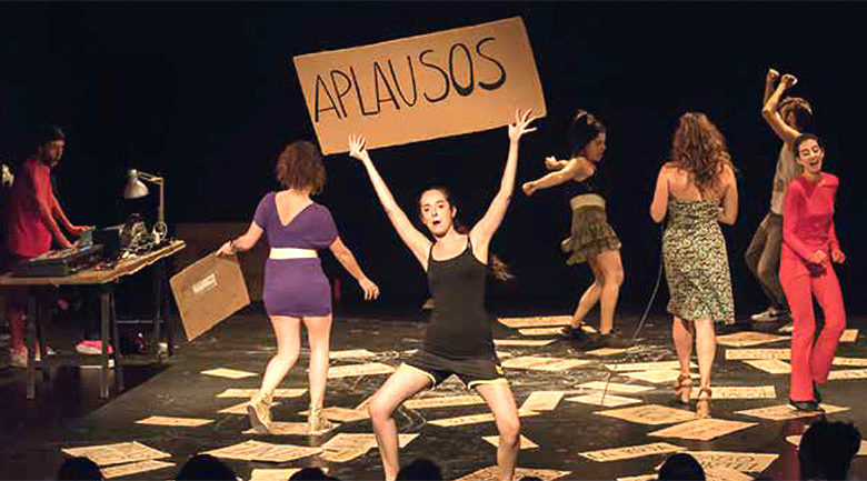 Los bancos regalan sandwicheras y chorizos