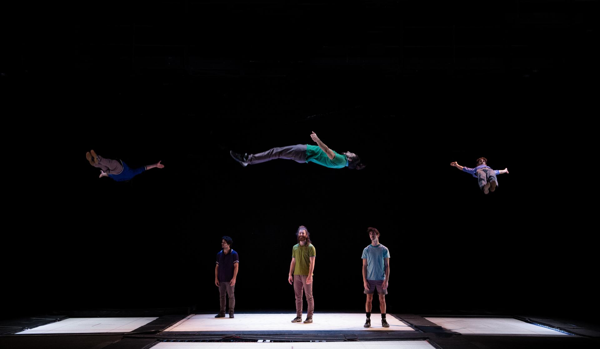 Esquive Le plus petit cirque du Monde Irvin Anneix Helene Comball Weiss artezblai