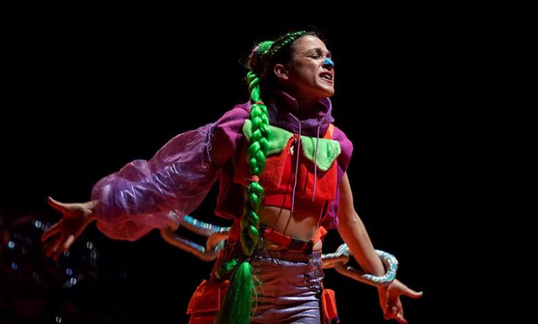 Alessandra García Mujer en cinta de correr sobre fondo negro ©Daniel Perez artezblai