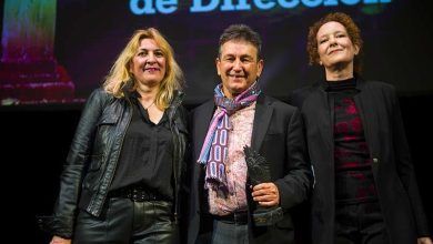 Alfonso Zurro, Premio ADE de Dirección 2023, acompañado de Aitana Galán y Clara Sanchis artezblai