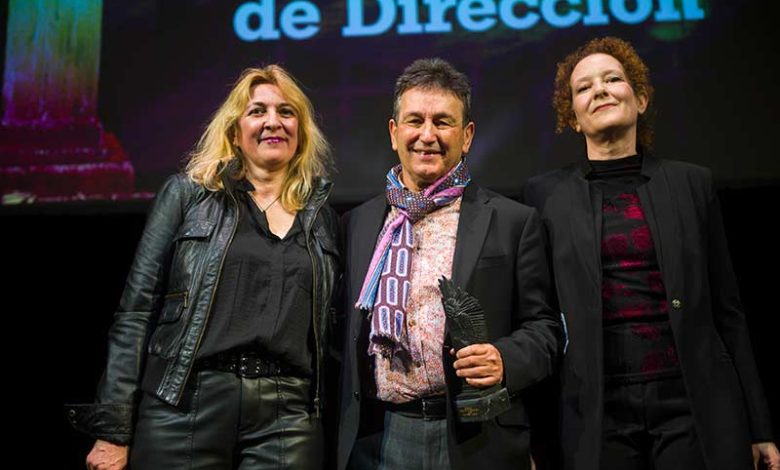 Alfonso Zurro, Premio ADE de Dirección 2023, acompañado de Aitana Galán y Clara Sanchis artezblai