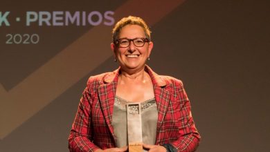 Ana Pérez, recibiendo el premio Besarkada de Honor en 2020 Foto EAB